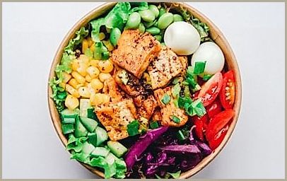 Ensalada saludable con ingredientes frescos