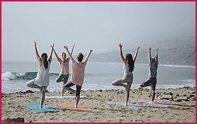 Mujer meditando en posición de yoga